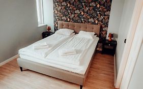 Central 1-Bedroom Apartment With Bath & Balcony